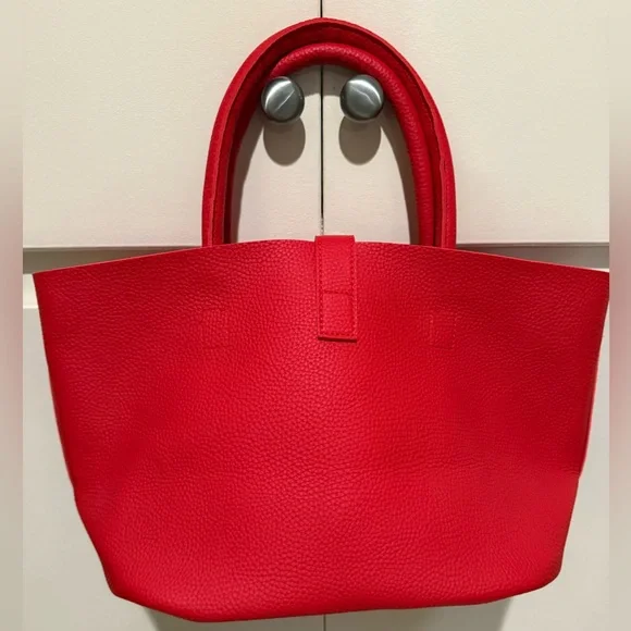 RED Bucket Handbag NWOT gold hardware - Picture 2 of 10